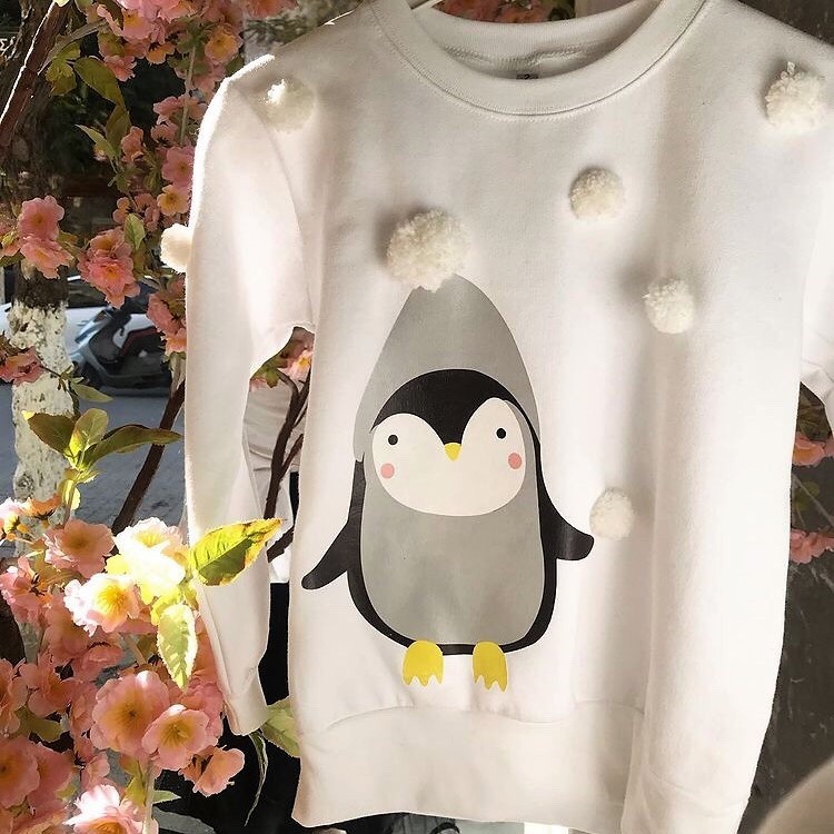 Penguin sweatshirt with snow