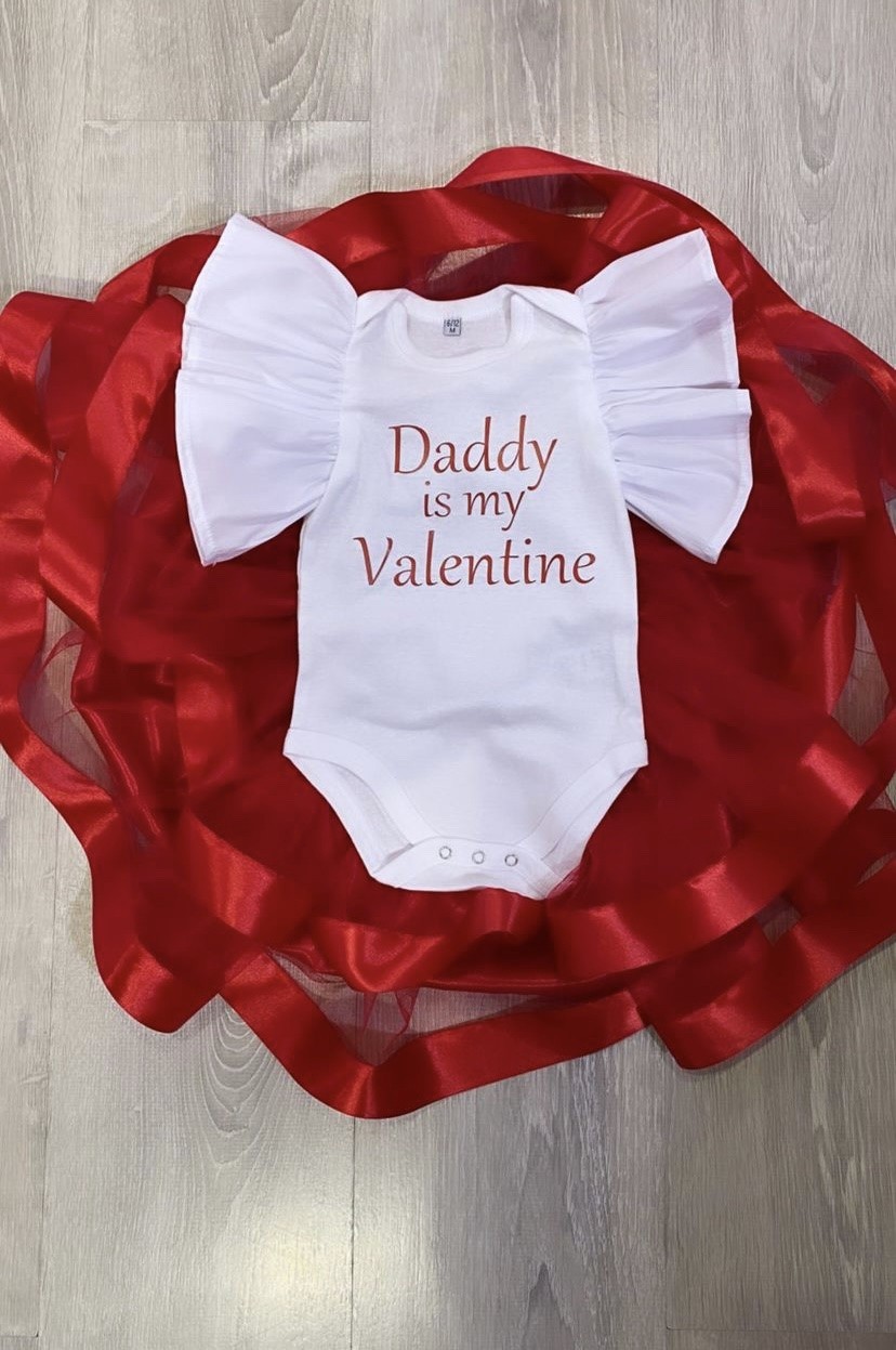 Φορμάκι λευκό με μανίκια βολάν Daddy is my Valentine