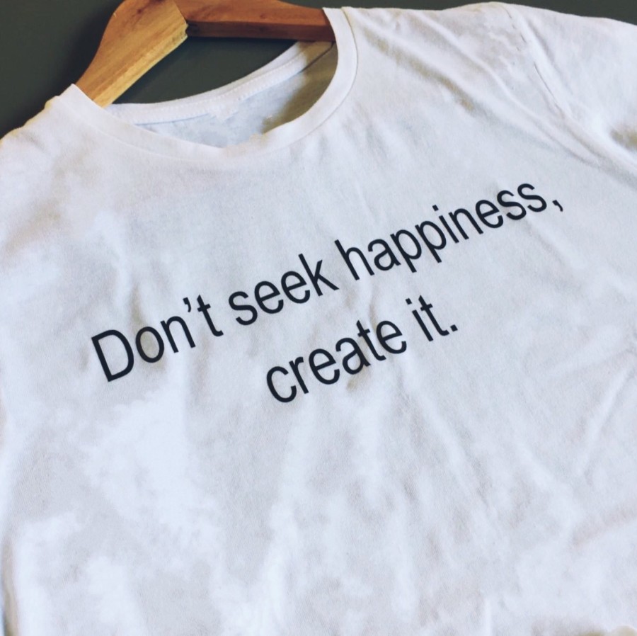 White short-sleeved blouse '' Do not seek happiness, create it. ''