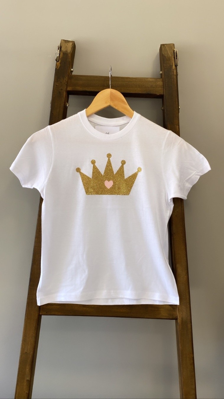 White t-shirt with golden glitter crown and heart