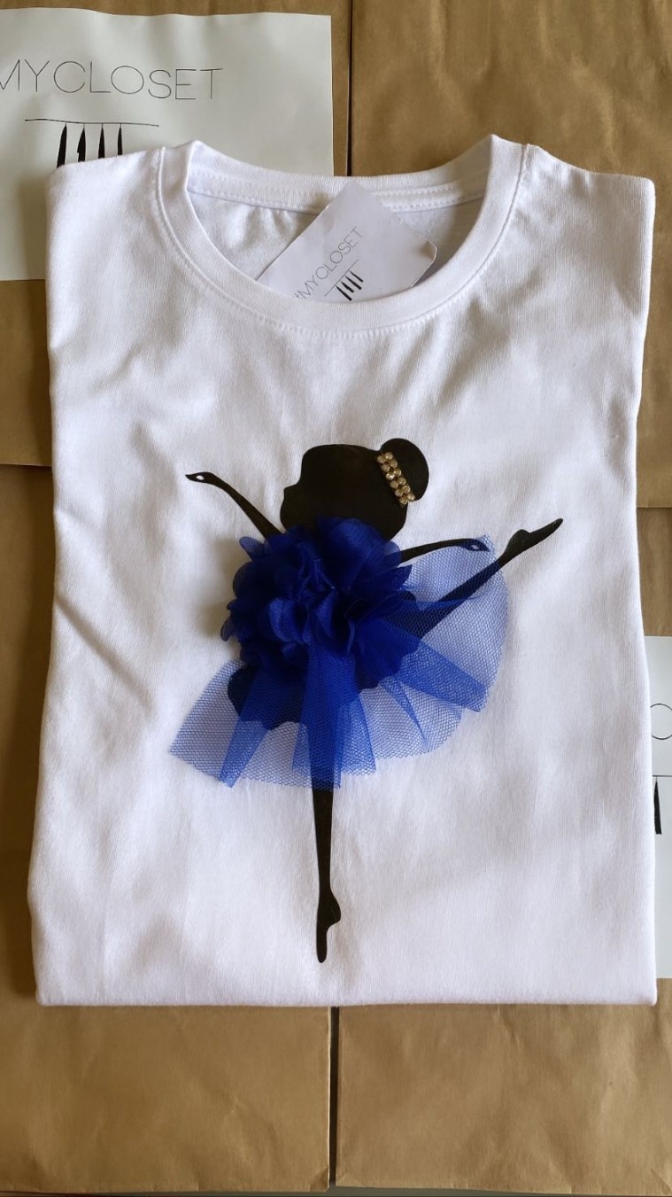 Μακρυμάνικο μπλουζάκι λευκό με μαύρη μπαλαρίνα / μπλε λουλούδι 