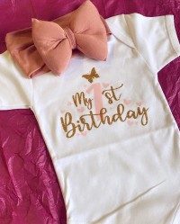 Φορμάκι λευκό κοντομάνικο My 1st birthday / 1 ροζ / καρδούλες πεταλούδα χρυσό γκλίτερ 