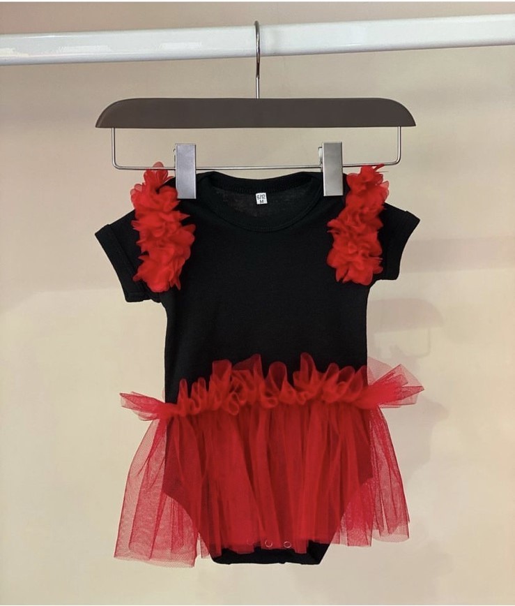Black bodysuit with fringe fringe and tulle skirt / red