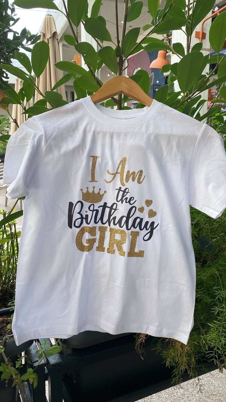 Μπλουζάκι λευκό κοντομάνικο I am the Birthday girl χρυσό γκλίτερ 
