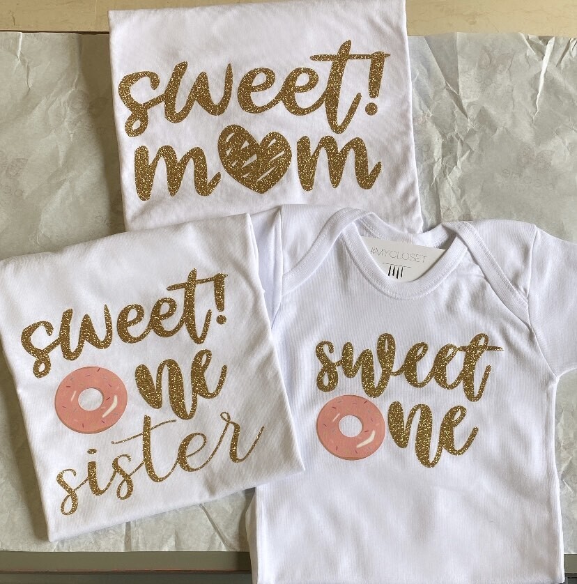 Σετ μπλουζάκια λευκά κοντομάνικα Sweet one για Πρώτα γενέθλια με θέμα Ντονατς 