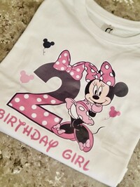 Μπλουζάκι λευκό κοντομάνικο Minnie Mouse birthday girl ροζ πουά με αριθμό γενεθλίων