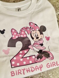 Μπλουζάκι λευκό κοντομάνικο Minnie Mouse birthday girl ροζ πουά με αριθμό γενεθλίων
